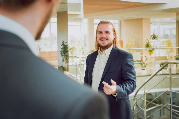 Junger Lächelnder Geschäftsmann Büro Arbeiter — Stockfoto