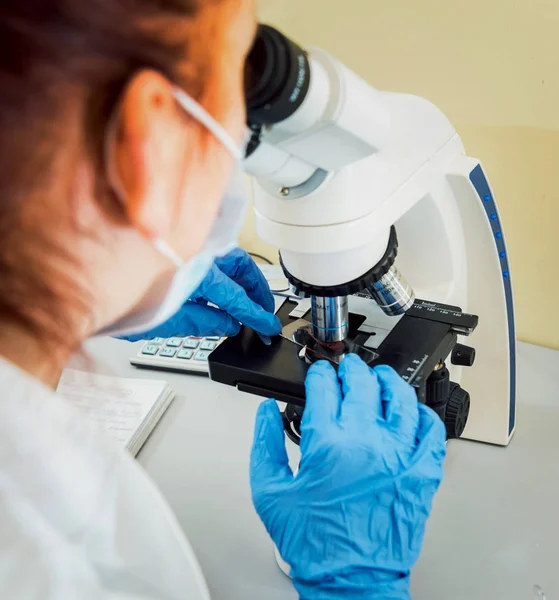 Medic staff at work in the laboratory.