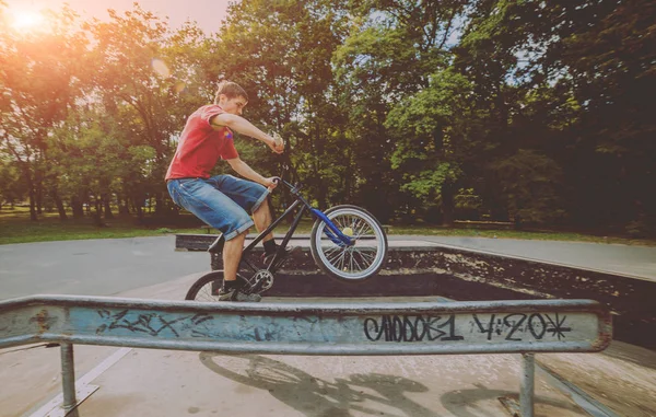 Tinédzser Bmx Skate Park Lovaglás — Stock Fotó