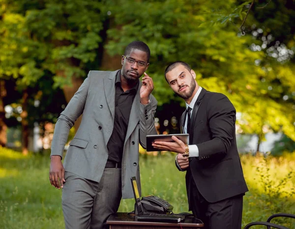 Deux Jeunes Hommes Affaires Multiculturels Travail Dans Parc Concept Télétravail — Photo