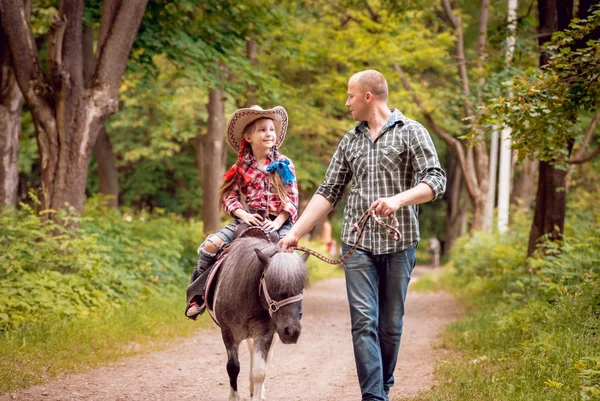 Liten Flicka Cowboyhatt Ridponny Med Sin Far Park — Stockfoto