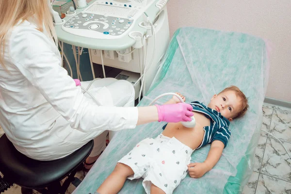 Lékař Pacient Malého Chlapce Ultrazvukové Zařízení Diagnostiku Sonografie — Stock fotografie