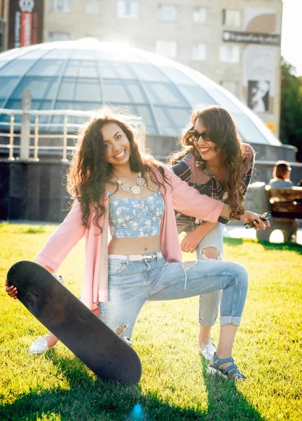 Duas Meninas Com Skate Livre — Fotografia de Stock