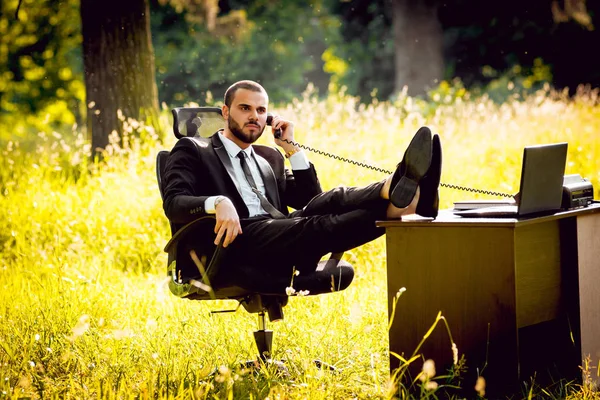 Joven Buisnessman Con Barba Trabajando Parque Concepto Trabajo Remoto — Foto de Stock