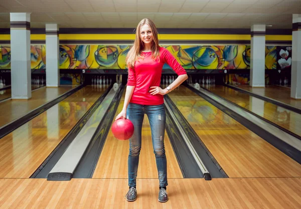 Beautiful Caucasian Girl Posing Bowling Alley Ball — Stock Photo, Image