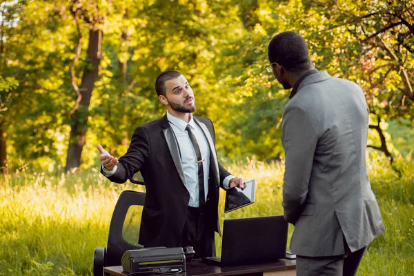 Dos Jóvenes Empresarios Multiculturales Trabajando Parque Concepto Trabajo Remoto —  Fotos de Stock