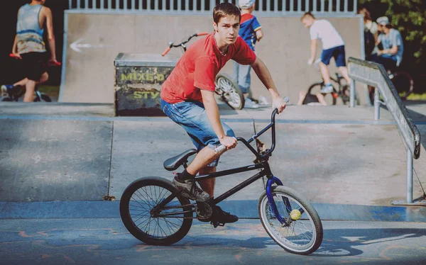 Adolescente Montando Bmx Skate Park —  Fotos de Stock