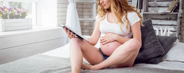 Mujer Embarazada Joven Leyendo Libro — Foto de Stock