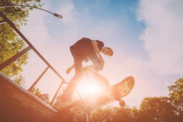 Joven Skater Haciendo Trucos Skate Park — Foto de Stock