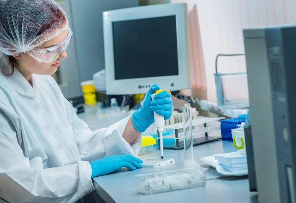 Medic staff at work in the laboratory.