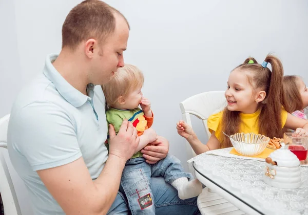 Famille Joyeuse Avoir Bon Temps Pendant Déjeuner Dans Cuisine — Photo