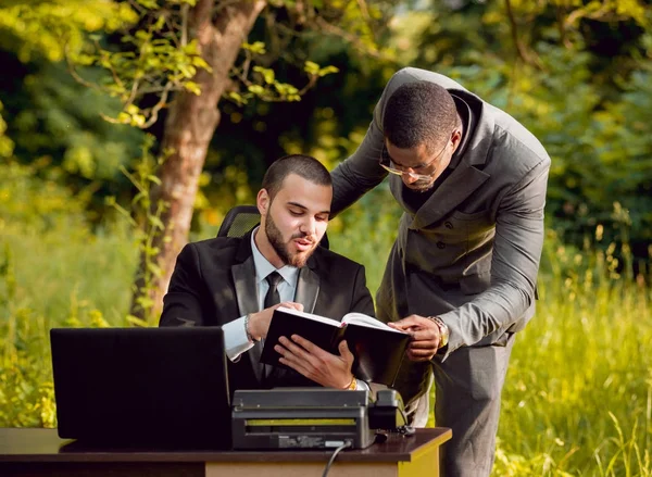 Dos Jóvenes Empresarios Multiculturales Trabajando Parque Concepto Trabajo Remoto — Foto de Stock