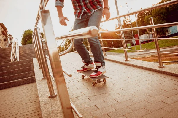 Immagine Ritagliata Giovane Uomo Che Cavalca Skateboard Sulla Piazza Della — Foto Stock