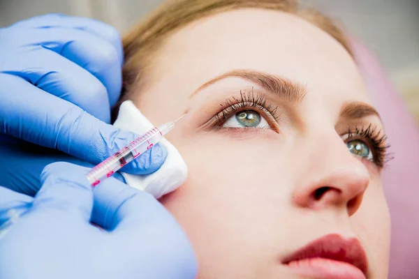 Schoonheidsspecialiste Patiënt Kliniek Voor Esthetische Geneeskunde Injectie — Stockfoto