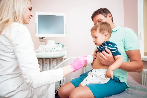 Doctor Niño Pequeño Paciente Equipo Ultrasonido Diagnósticos Sonografía — Foto de Stock