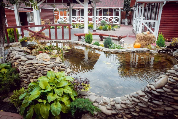 Mini Wasserfall Mit Brunnen Der Nähe Des Restaurants — Stockfoto