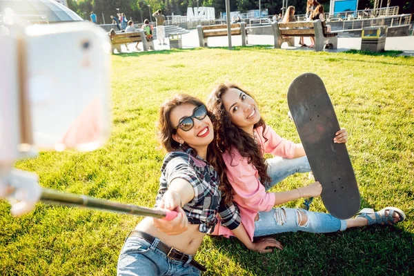 Молоді Дівчата Роблять Селфі Скейтбордом — стокове фото