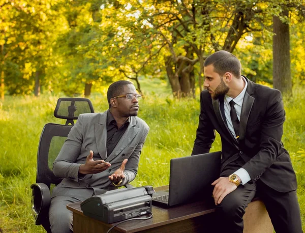 Dos Jóvenes Empresarios Multiculturales Trabajando Park Concepto Trabajo Remoto —  Fotos de Stock