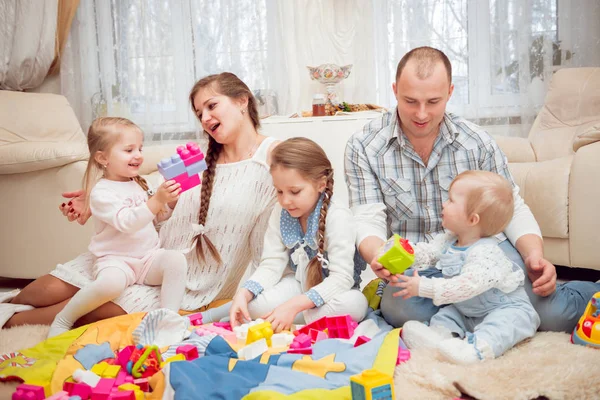 Jovem Família Alegre Divertindo Casa — Fotografia de Stock