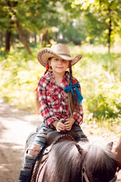 Menina Com Tranças Chapéu Cowboy Equitação Pônei Parque — Fotografia de Stock