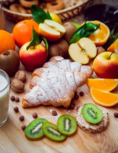 Zdravá Snídaně Croissanty Mléko Ovoce — Stock fotografie