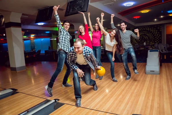 Veselá Kavkazské Přátel Dobře Baví Bowling Clubu — Stock fotografie