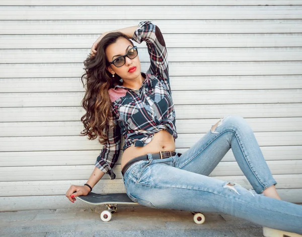 Menina Morena Posando Com Skate Livre — Fotografia de Stock