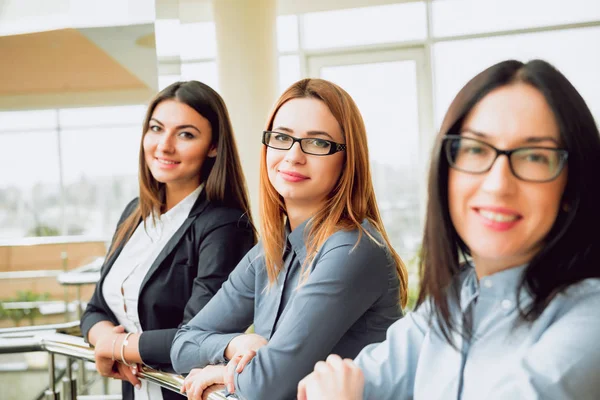 Drie Lachende Zakenvrouwen Kantoor — Stockfoto