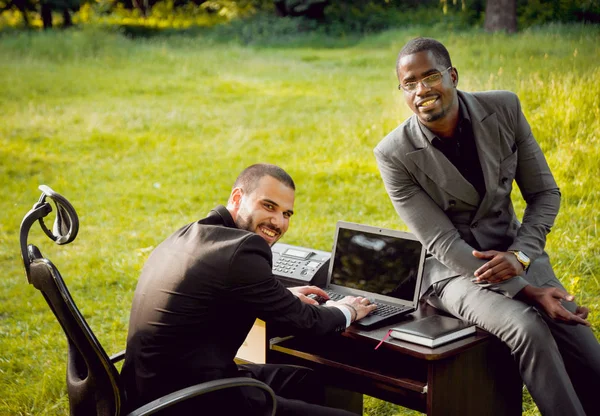 Dos Jóvenes Empresarios Multiculturales Trabajando Parque Concepto Trabajo Remoto — Foto de Stock