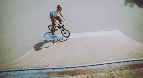 Adolescente Equitazione Bmx Skate Park — Foto Stock