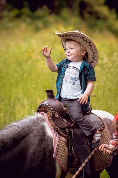 Malý Chlapec Koni Pony Zelené Louce — Stock fotografie