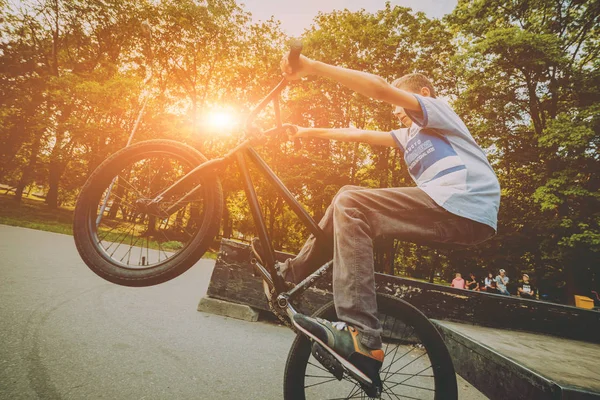 Tinédzser Bmx Skate Park Lovaglás — Stock Fotó