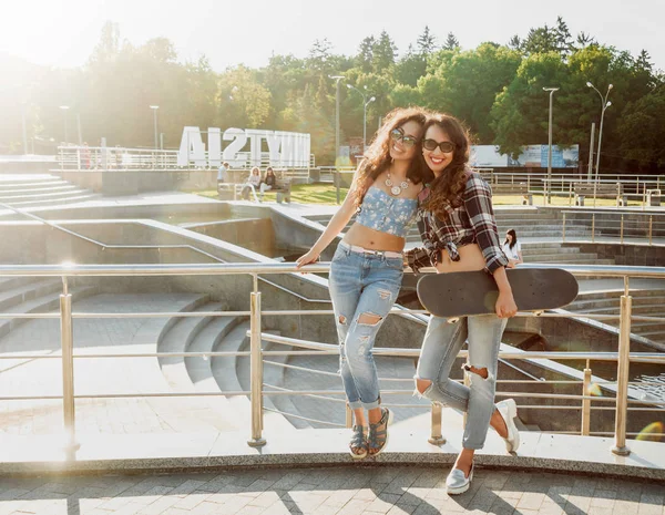 Deux Jeunes Filles Race Mixte Tenues Décontractées Marchant Avec Skateboard — Photo