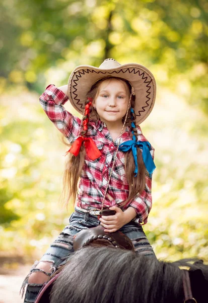 Bella Ragazza Cappello Con Pony Nel Parco — Foto Stock