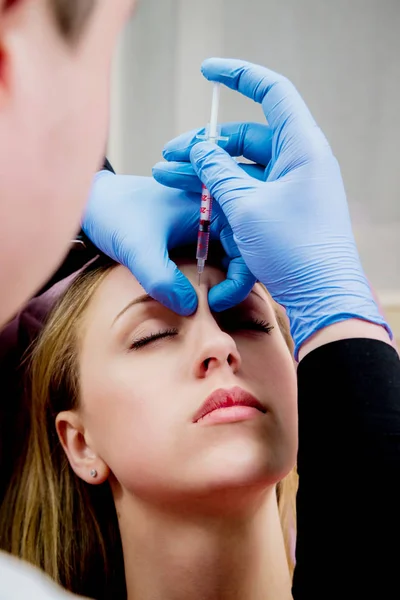 Frumoasă Blondă Caucaziană Primește Injecție Clinica Medicină Estetică — Fotografie, imagine de stoc