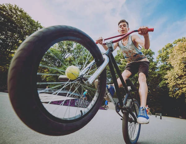 Έφηβος Ιππασίας Ένα Bmx Πάρκο Skate — Φωτογραφία Αρχείου