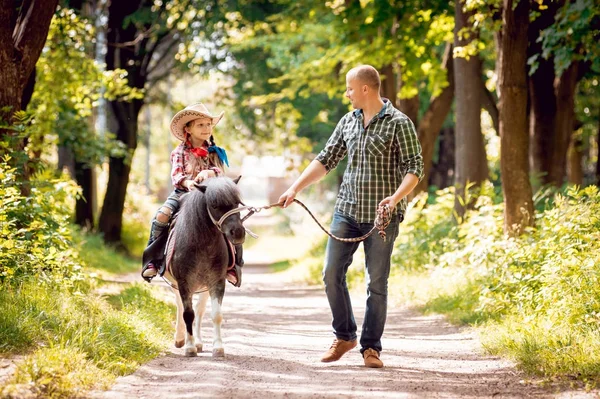 Petite Fille Chapeau Cow Boy Chevauchant Poney Avec Son Père — Photo