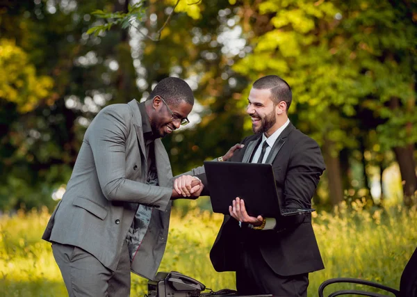 Zwei Junge Multikulturelle Geschäftsleute Bei Der Arbeit Park Konzept Der — Stockfoto