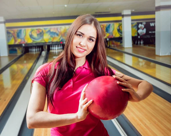 Schöne Kaukasische Mädchen Posiert Auf Der Bowlingbahn Mit Dem Ball — Stockfoto