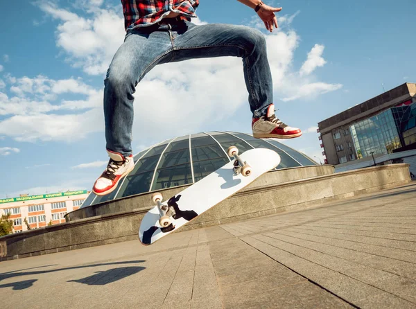 Ausschnittbild Eines Jungen Mannes Auf Skateboard Stadtplatz — Stockfoto