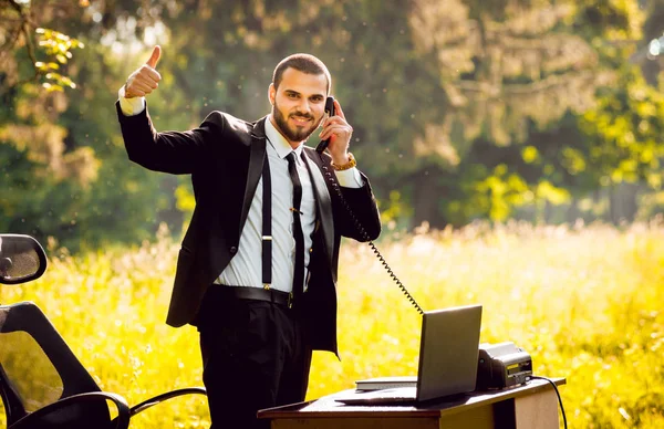 Joven Buisnessman Con Barba Trabajando Parque Concepto Trabajo Remoto — Foto de Stock