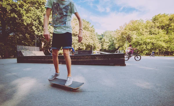 Молодой Скейтбордист Парке Красивый Фон — стоковое фото