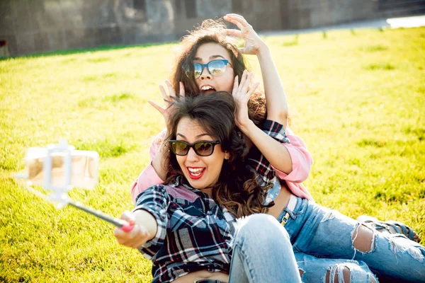 Due Giovani Ragazze Razza Mista Abiti Casual Facendo Selfie Sul — Foto Stock