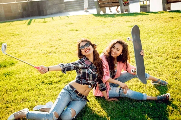 Deux Jeunes Filles Métisses Faisant Selfie Avec Skateboard Plein Air — Photo