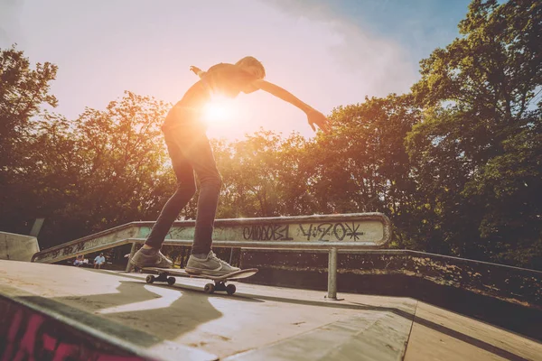 Jonge Skateboarder Doen Trucs Skatepark — Stockfoto