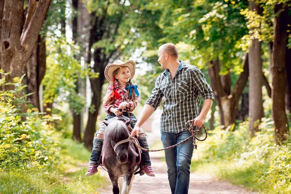 Liten Flicka Cowboyhatt Ridponny Med Sin Far Park — Stockfoto