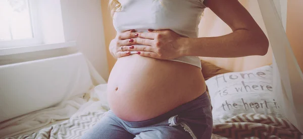 Jonge Zwangere Vrouw Bed — Stockfoto