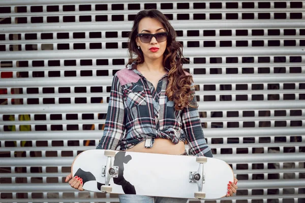 Mladá Bruneta Dívka Pózuje Skateboard Venku — Stock fotografie