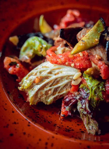 plaka üzerinde ızgara sebze salatası