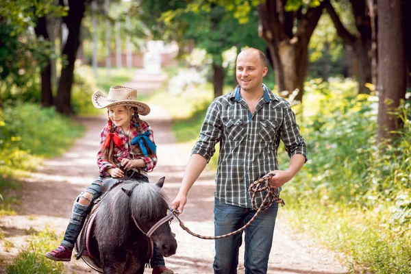 Petite Fille Chapeau Cow Boy Chevauchant Poney Avec Son Père — Photo